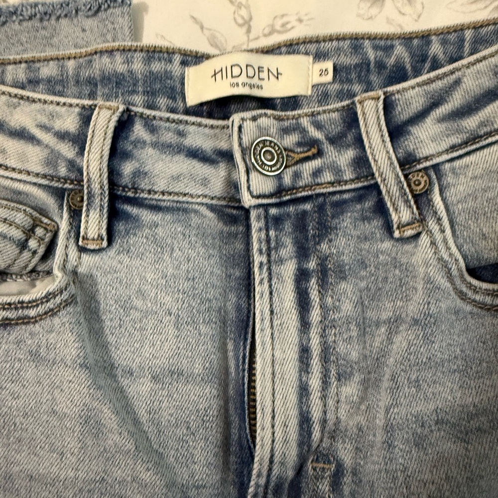 Hidden Jeans Women’s Straight Leg in Light Blue Wash